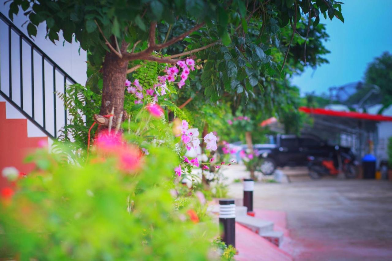 Pantip Boutique Hotel Lamphun Esterno foto
